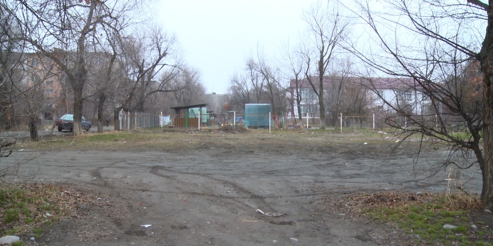 Вместо детского сада - новый дом: жители 5 микрорайона против мэрии Бишкека