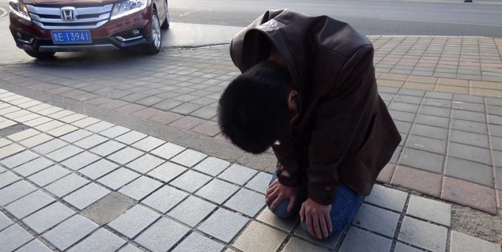 В Китае босс заставил своих подчиненных ползти по улице на коленях