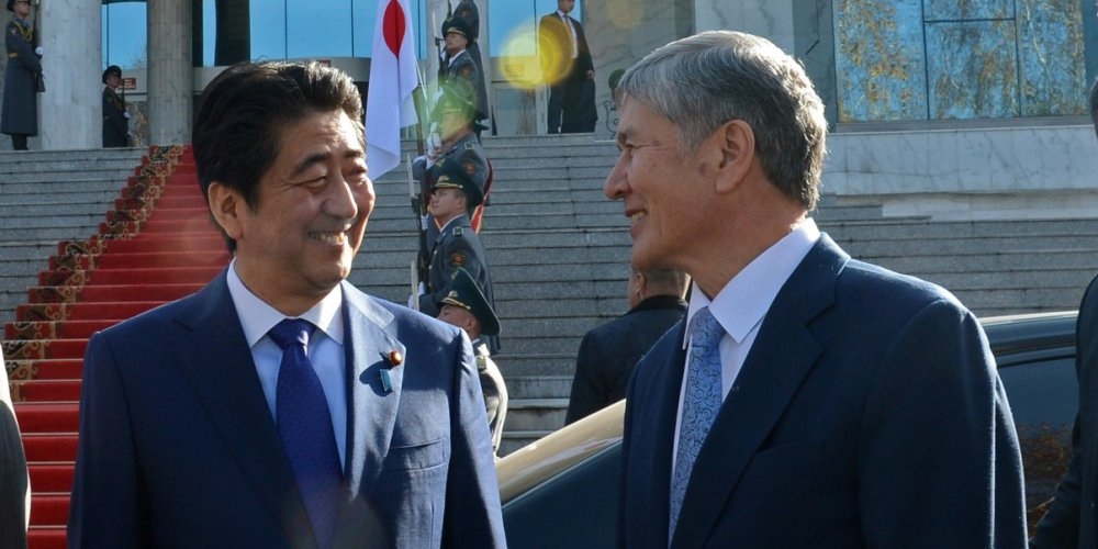 Канцлер Германии и премьер-министр Японии поздравили Алмазбека Атамбаева с Новым годом. Поздравления дошли только сегодня