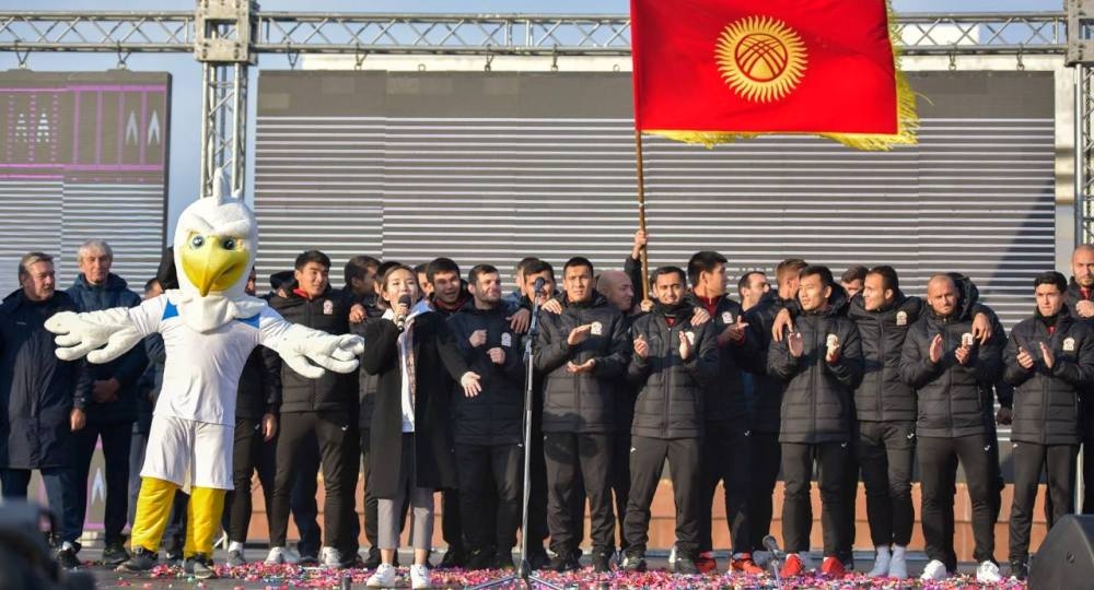 Как кыргызстанцы встречали сборную по футболу, вернувшуюся с Кубка Азии