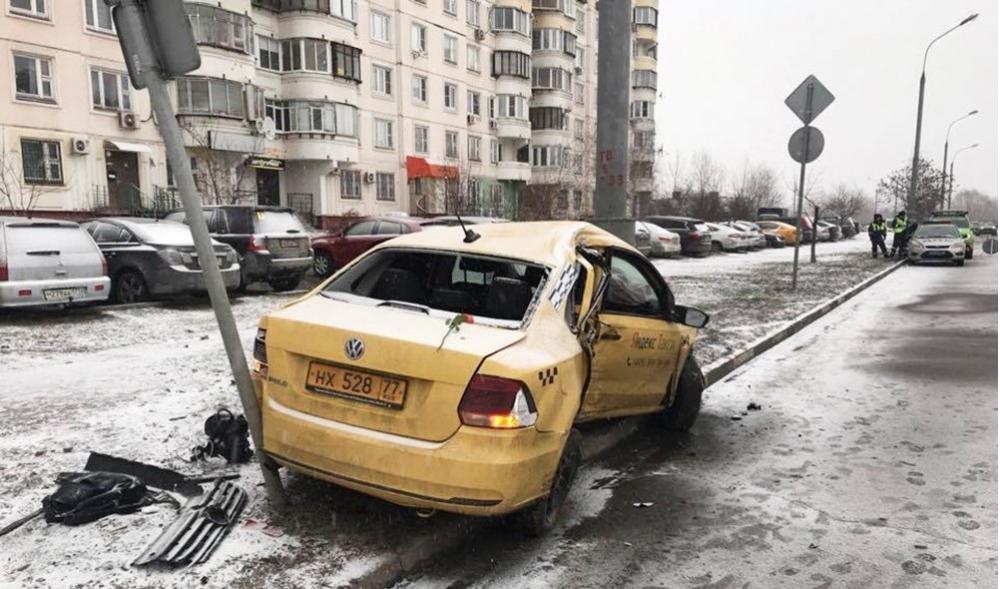 Таксист из Кыргызстана попал в аварию в Москве. Погибли двое человек