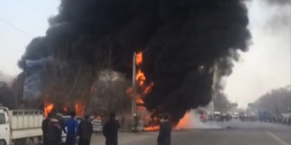 Пожар в Бишкеке: горит жилой дом, автомобиль и дизельное топливо (видео)