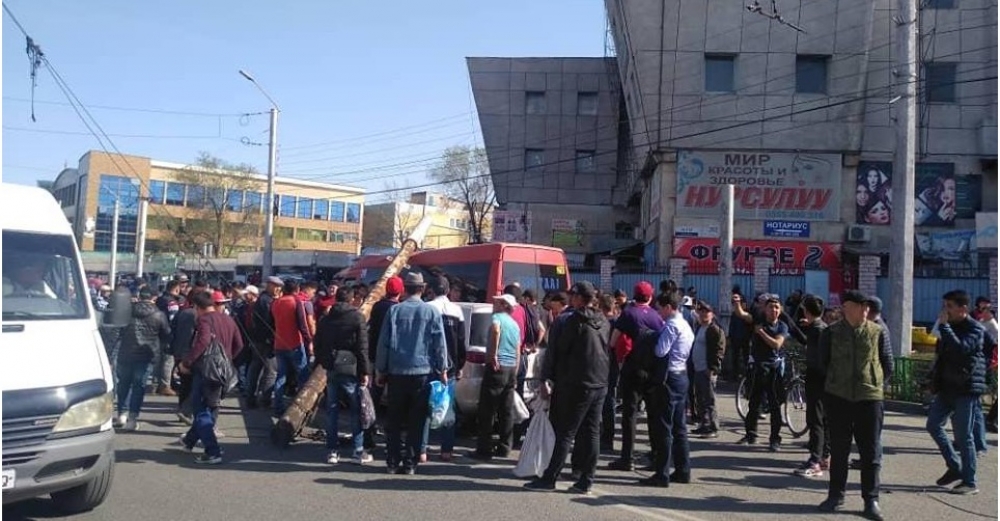 В районе Ошского рынка рекламный столб упал на микроавтобус