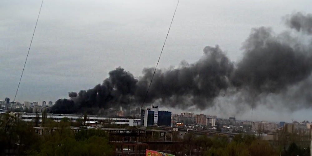 В Бишкеке горит мебельный цех (видео)