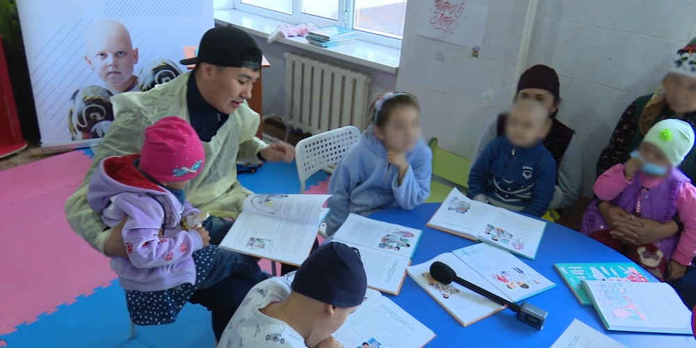Звезды Кыргызстана навестили онкобольных детей и читали им книги
