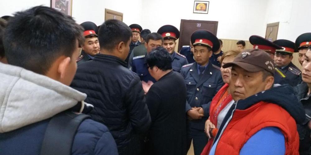Дело экс-мэров Бишкека. Конвой превышает полномочия в отношении журналистов