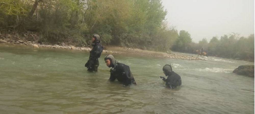 В Нарыне в реку упала шестилетняя девочка. Ее ищут 25 спасателей (фото)