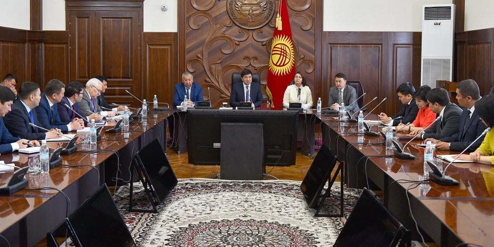 Абылгазиев поручил проверить информацию о выводе из Кыргызстана $700 миллионов