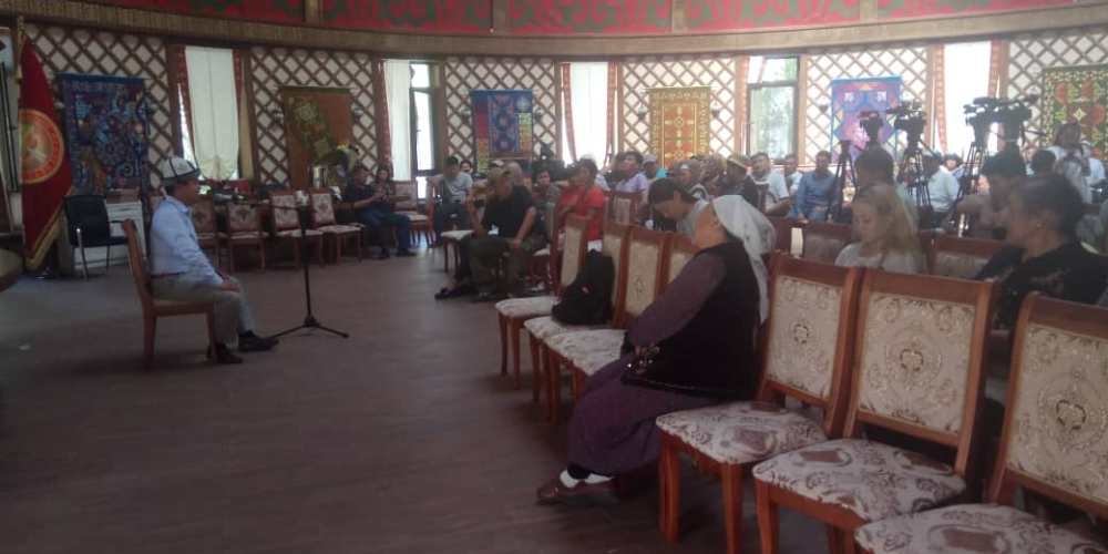Сторонники Алмазбека Атамбаева читают эпос "Манас" (фото, видео)