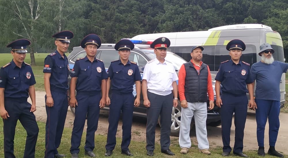 В горах Иссык-Куля милиционеры на внедорожнике охраняют безопасность туристов (фото, видео)