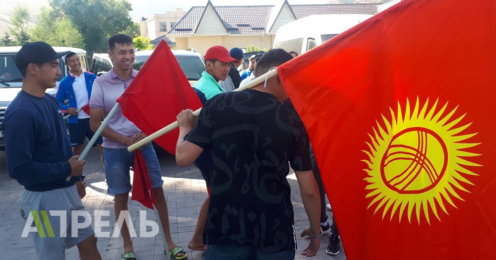 В Кой-Таше провожают Алмазбека Атамбаева. Стало известно, откуда вылетит политик  (фото) 
