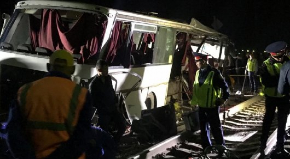 Страшная авария в Казахстане. Поезд врезался в пассажирский автобус (видео)