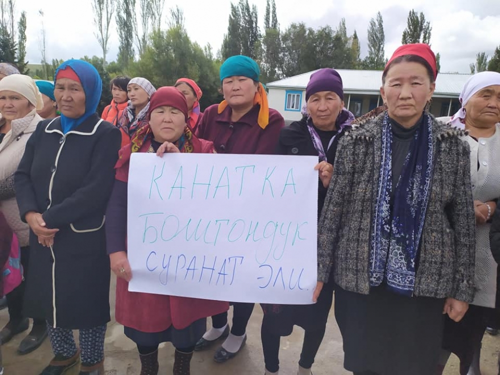 Жители Ак-Добо вышли на митинг в поддержку Каната Сагынбаева (фото, видео)