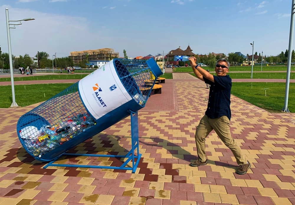 Посол США Дональд Лу призывает присоединиться к эко-челленджу и очистить Бишкек от пластика