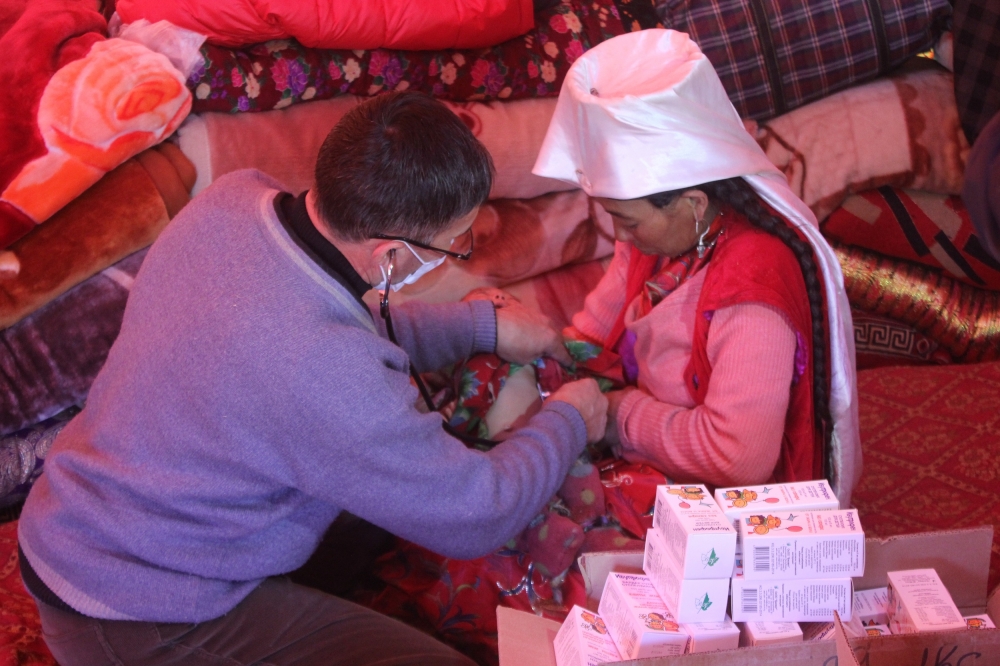 Кыргызстанские врачи приняли роды на Памире. На свет появился мальчик (фото)