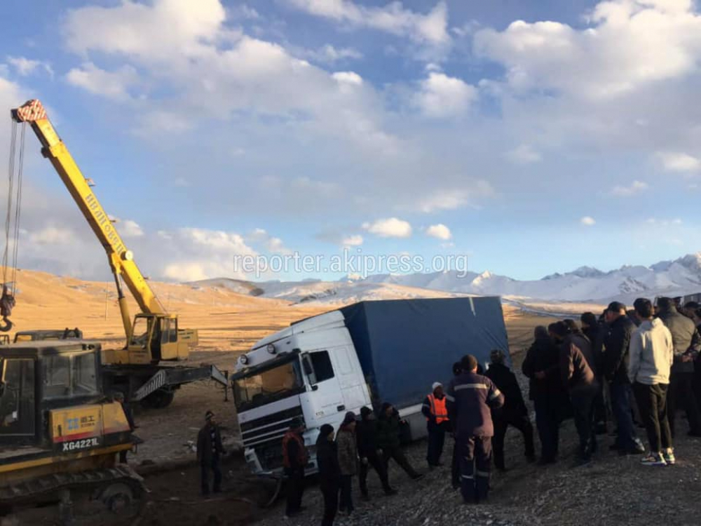 На трассе Бишкек - Торугарт перевернулся грузовик. Мимо проезжал Абылгазиев
