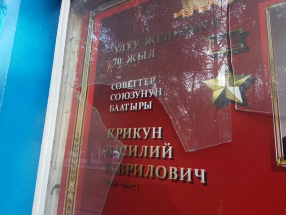 В Бишкеке вандалы изуродовали стенды, посвященные памяти Героев Советского союза