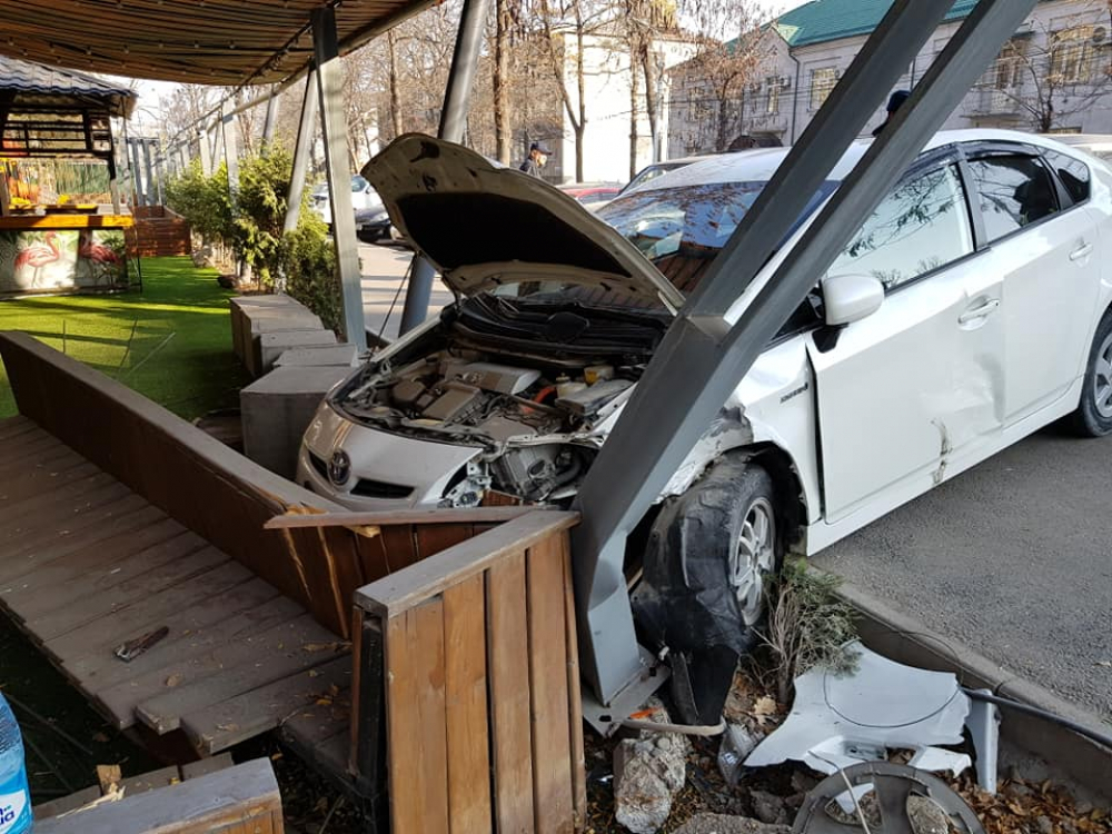 В Бишкеке автомобиль въехал в ограждение кафе (фото)