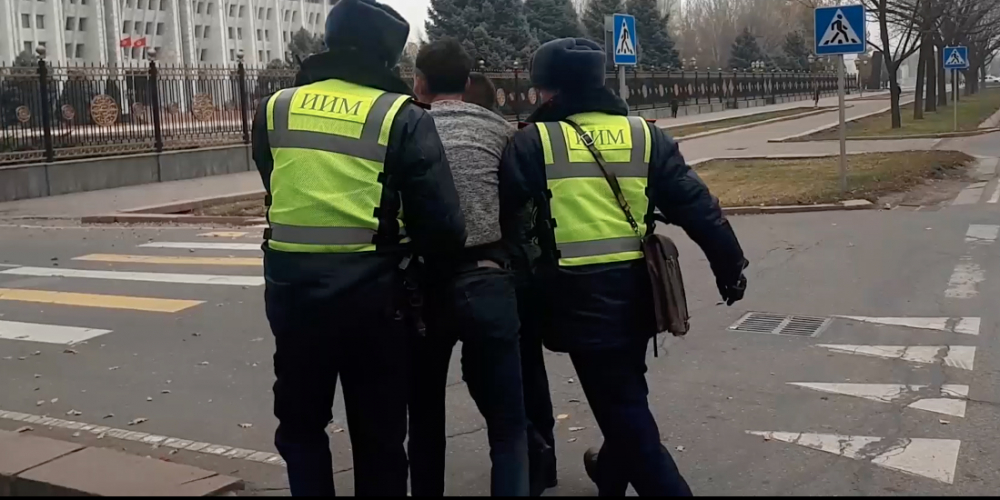В центре Бишкека мужчина с ножом и шилом напал на сотрудников патрульной милиции (видео)
