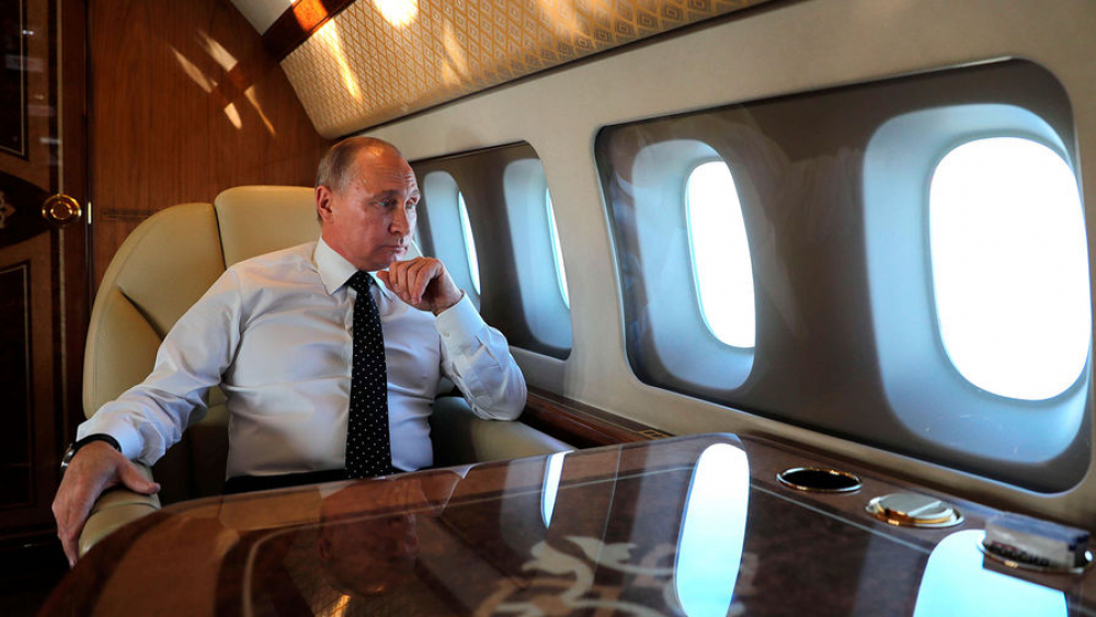 Экипажу, посадившему в Бишкеке самолет Путина, подарили вишневый пирог