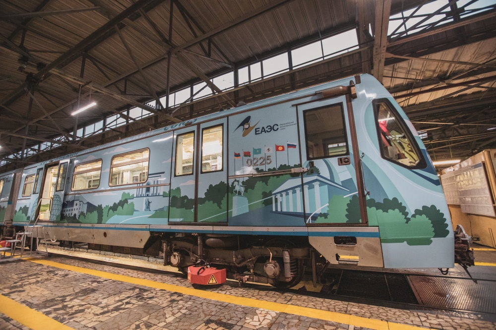 В московском метро появился вагон, украшенный национальной символикой Кыргызстана (видео)