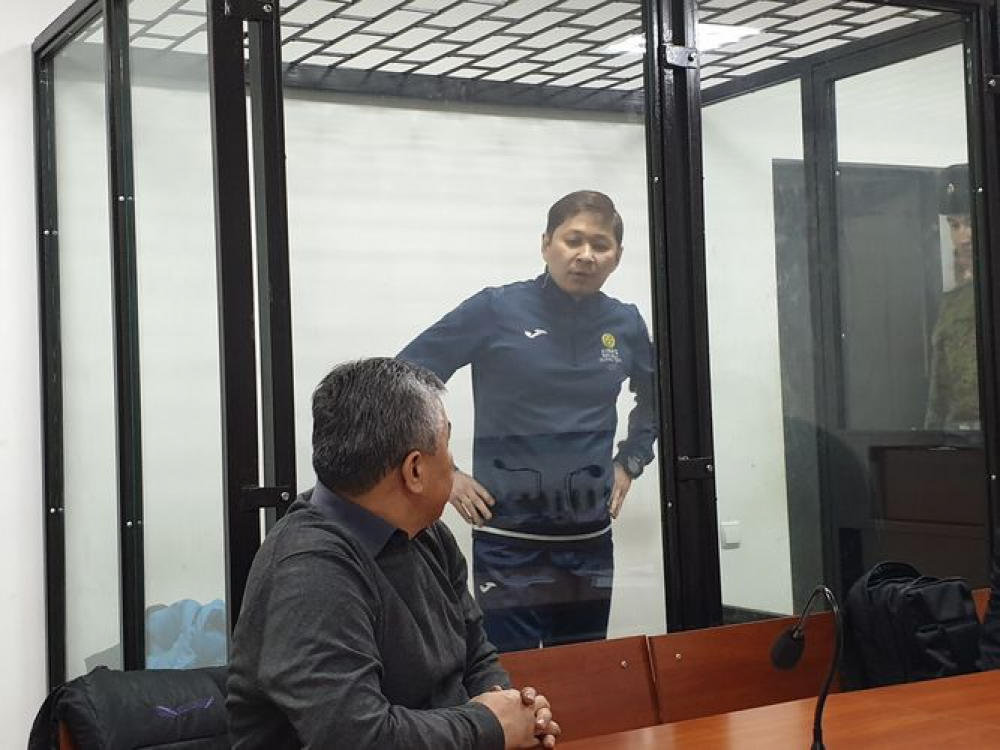 Сапара Исакова привели в зал суда принудительно, а затем удалили за нарушение порядка
