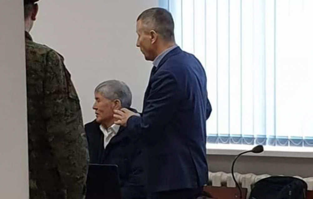 Алмазбек Атамбаев покинул зал судебных заседаний, где рассматривалось дело Батукаева