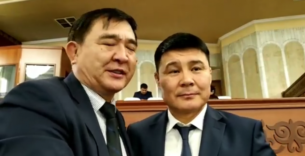 Бишкектеги кара түтүн эки депутатты уруштуруп, кайра жараштырды