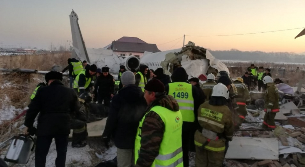 Кыргызстанцы выражают соболезнования семьям погибших в страшной авиакатастрофе в Алматы