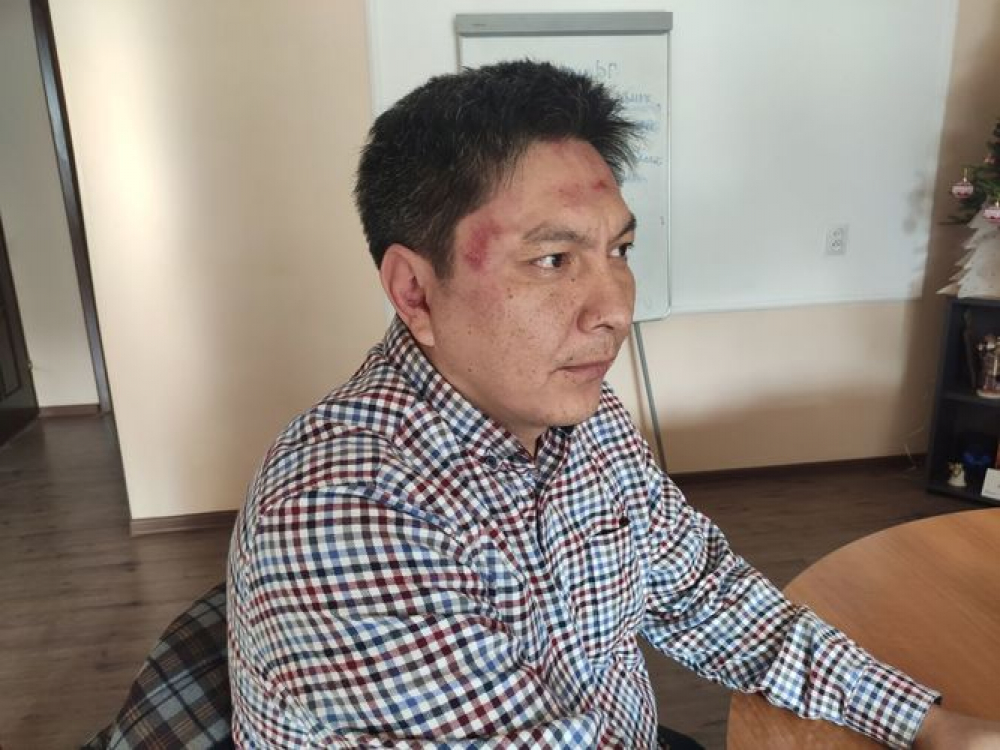 В Бишкеке двое неизвестных напали на главного редактора Factcheck Болота Темирова