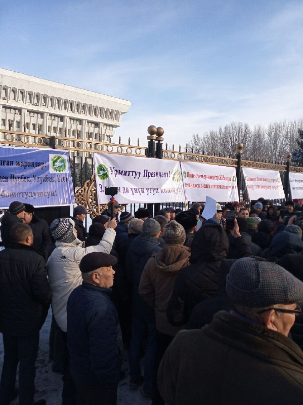 Кыргыз-таджик чек арасындагы жаңжал: Митингке чыккандар Жеңиш Разаковдун отставкасын талап кылышууда