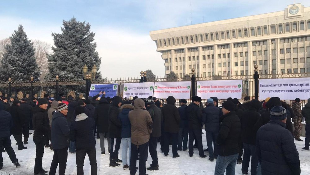 Митинг возле «Белого дома». Жители Баткена требуют отставки Жениша Разакова