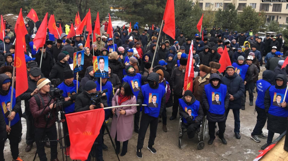 На Иссык-Куле около 500 человек вышли на митинг в поддержку Садыра Жапарова (видео)