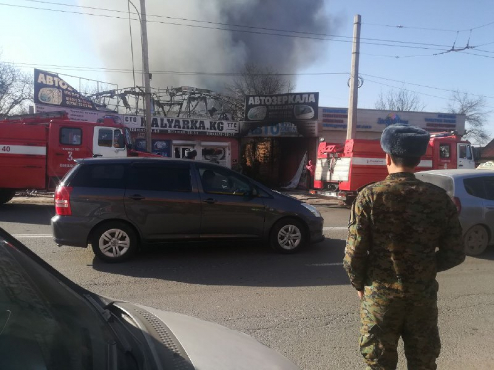В Бишкеке горит пункт автообслуживания. Видео с места происшествия