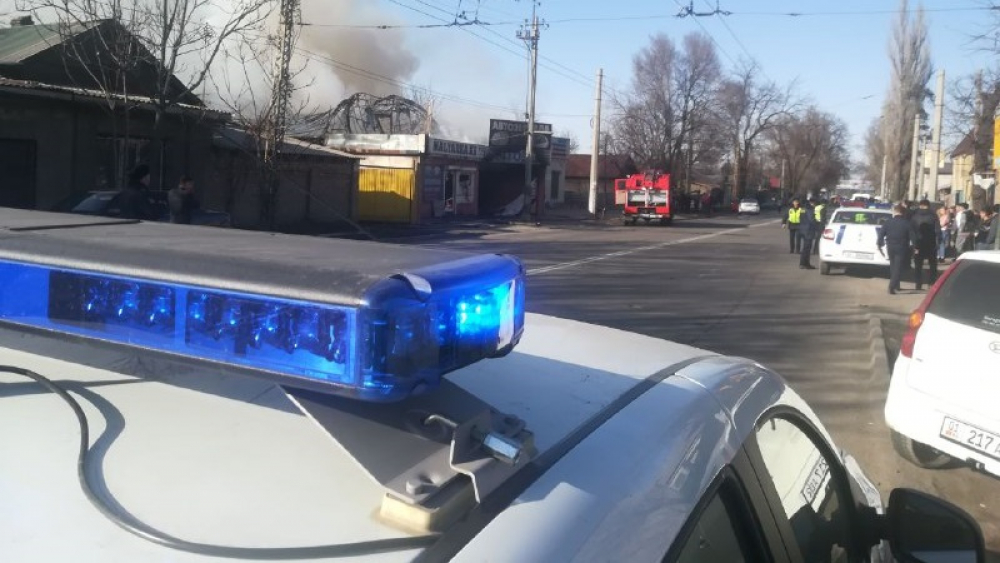 При пожаре на столичной автомойке пострадал один человек, сгорело шесть автомобилей