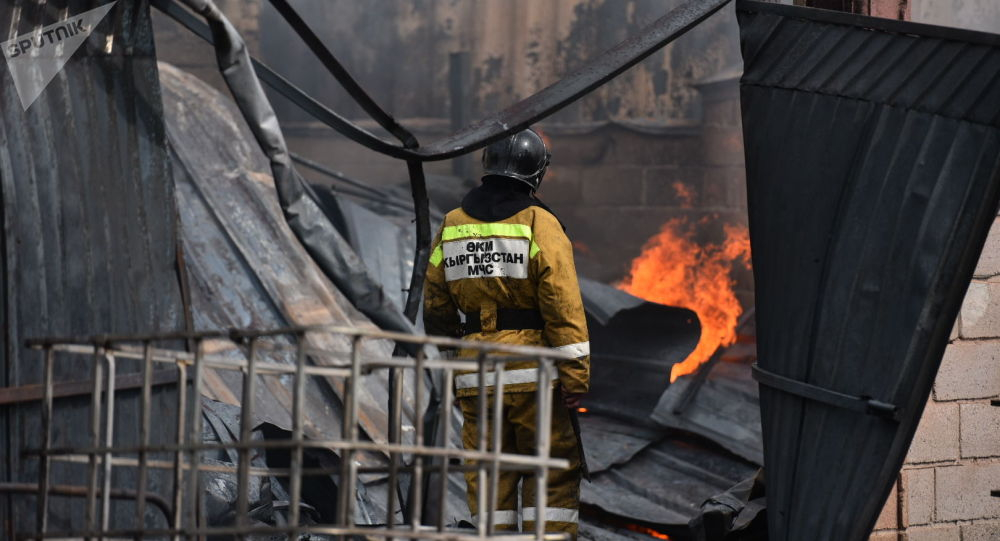 В Аламудунском районе горит мебельный цех. Видео с места событий