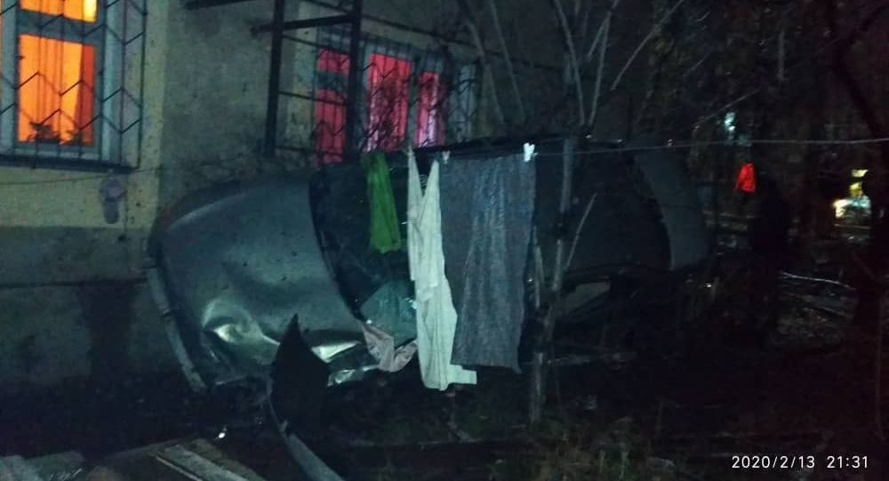 В Бишкеке легковой автомобиль врезался в стену жилой многоэтажки. Есть пострадавшие (видео)