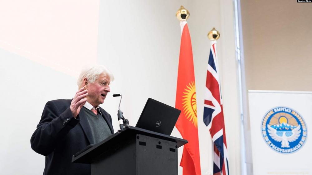 Британ премьер-министринин атасы Кыргызстанды туристтерге жарнамалады