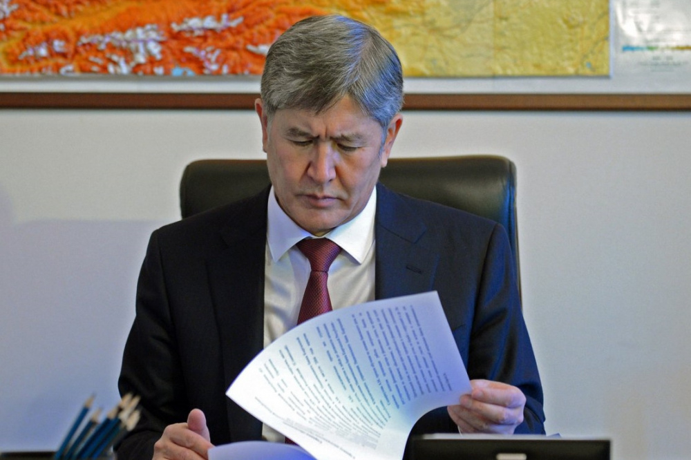 Экс-президент Алмазбек Атамбаев УКМКнын абагында китеп жазууда
