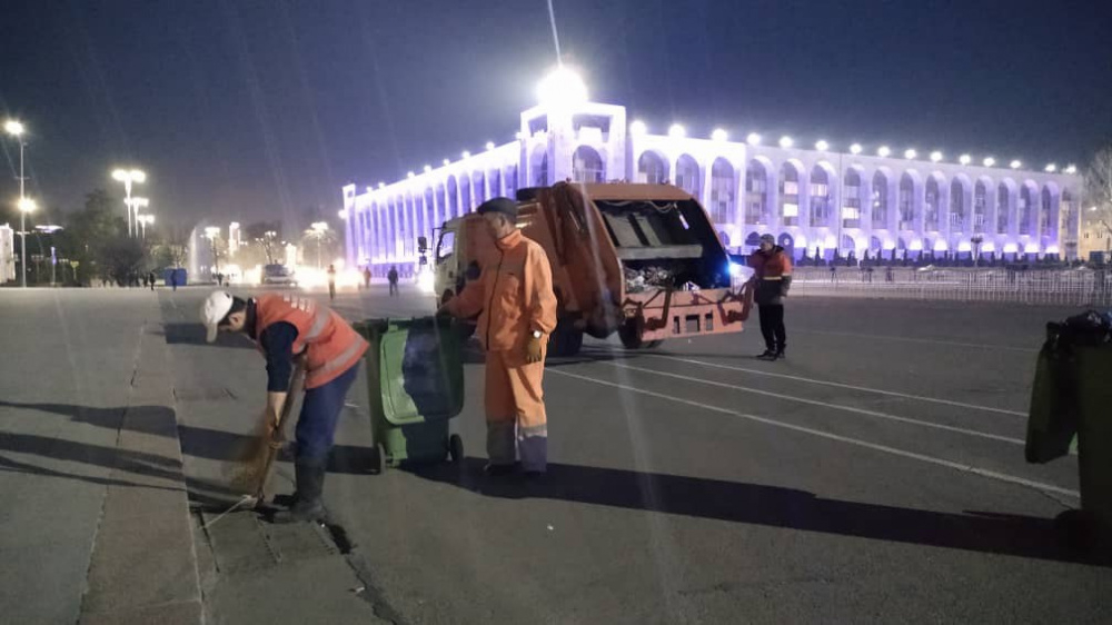Мэрия Бишкека: Митингующие оставили после себя около тонны мусора