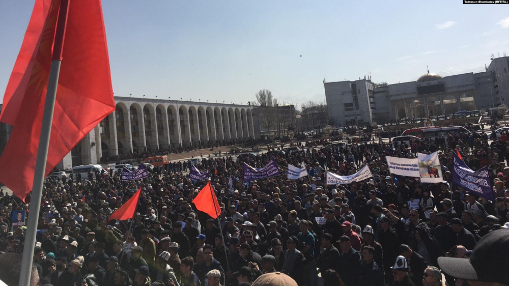 Садыр Жапаровду колдоо митинги: Президентке саясатчынын 10 тарапташы жөнөп кетти