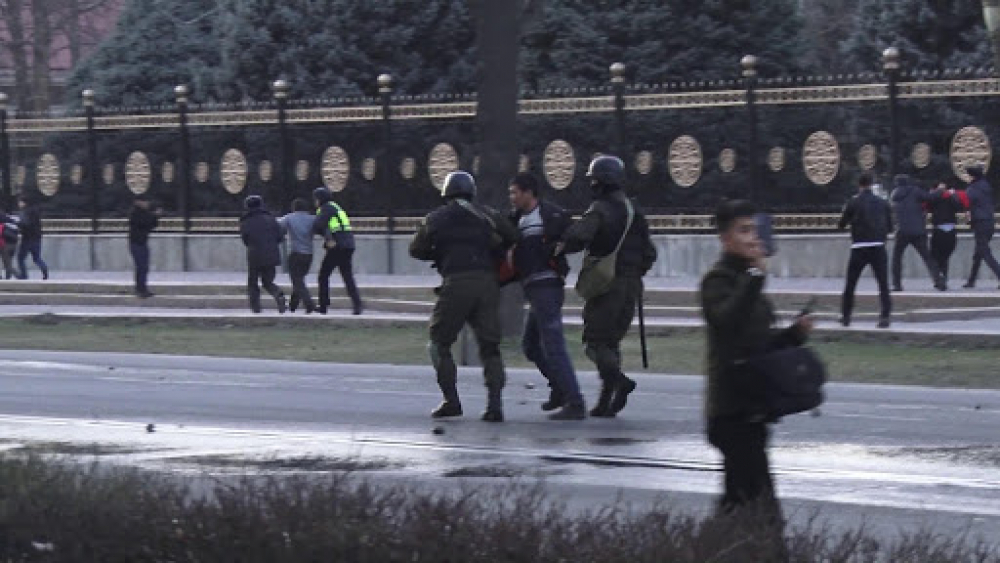 Во время разгона митинга сторонников Садыра Жапарова пострадали 18 милиционеров