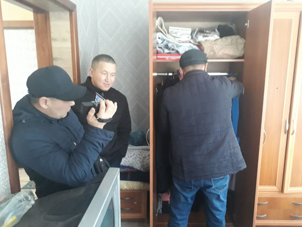 Милиция кызматкерлери экс-президент Атамбаевдин жээнинин үйүн тинтип кетишти