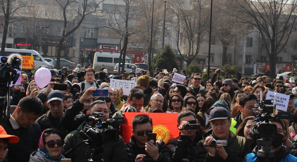 #Нет_насилию. Как прошел мирный митинг в Бишкеке? Фоторепортаж