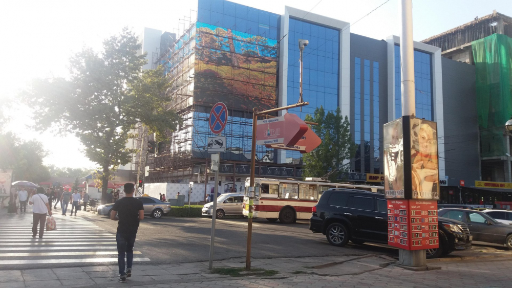 Коронавирус: Бишкектеги ири соода түйүнү ЦУМ карантинге жабылды
