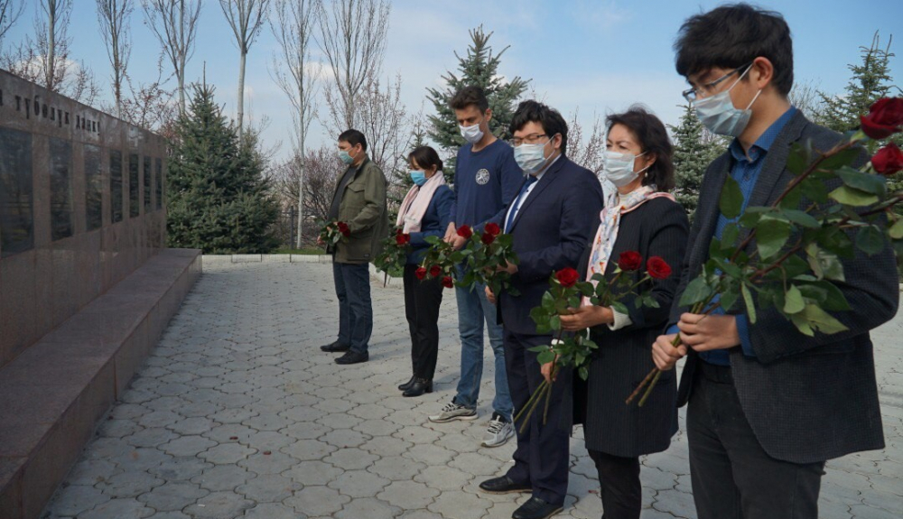 Супруга, дети и соратники Алмазбека Атамбаева почтили память героев Апрельской народной революции