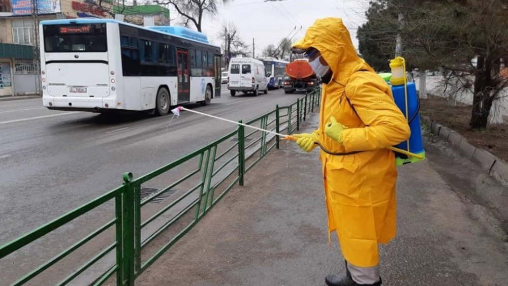 Врачи в переполненном транспорте. Мэрия Бишкека не выделяла автобусы для перевозки медиков