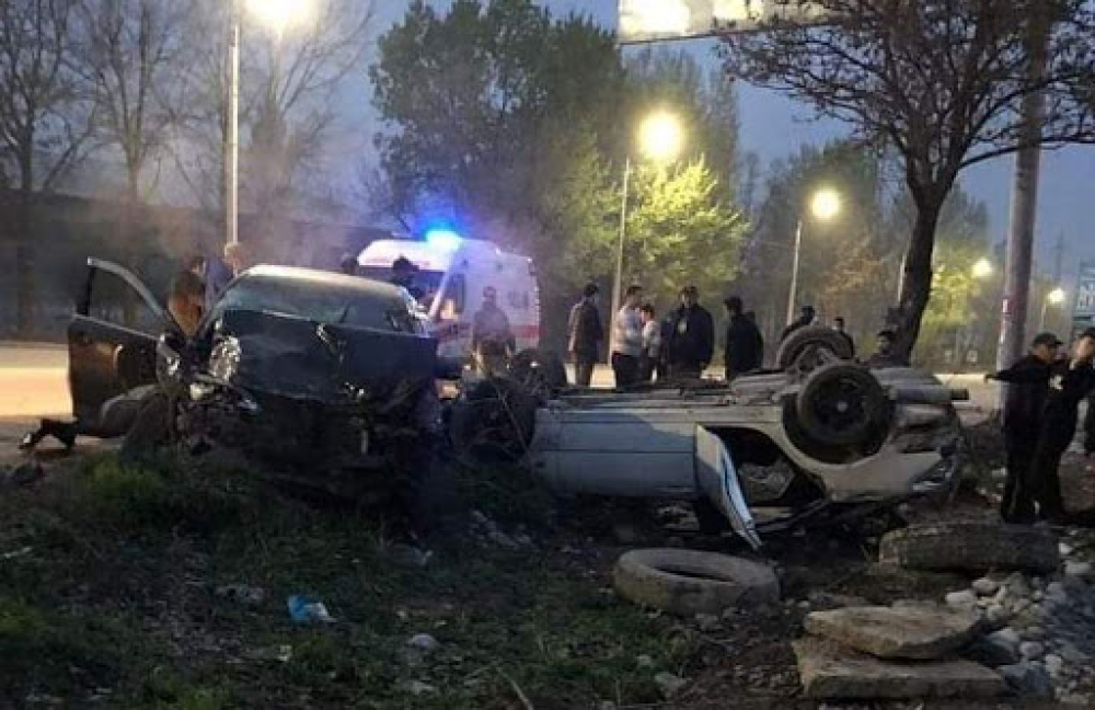 В страшной аварии в Бишкеке пострадали четыре человека (видео)