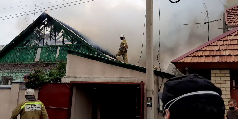 Пожар в Бишкеке: В частном секторе сгорел жилой дом (видео)