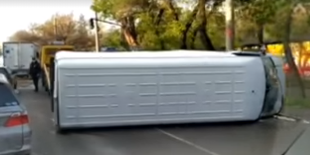 В Бишкеке на блокпосту грузовой бус врезался в патрульный автомобиль (видео)